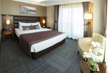 Junior Suite, City View, Corner | Minibar, in-room safe, desk, soundproofing