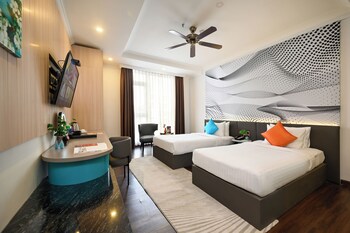 Signature Twin with City View | Minibar, in-room safe, desk, free WiFi