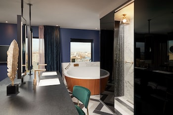 Penthouse Suite (North) | Bathroom | Shower, free toiletries, hair dryer, towels