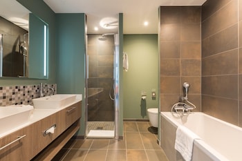 Royal Suite | Bathroom | Shower, rainfall showerhead, designer toiletries, hair dryer