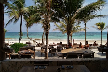 Breakfast, lunch, dinner served; local cuisine, beach views 