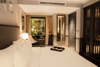 Deluxe Double/Twin Room (Internal window) | Minibar, in-room safe, desk, blackout drapes