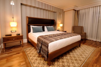 Deluxe Double Room | In-room safe, desk, laptop workspace, iron/ironing board