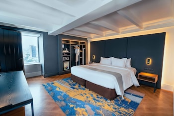 Deluxe Suite, 1 King Bed | Premium bedding, minibar, in-room safe, desk