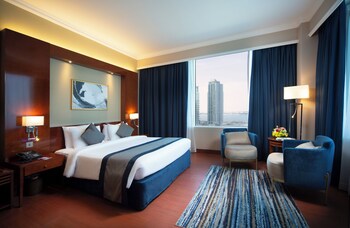 Executive Suite | In-room safe, desk, laptop workspace, iron/ironing board