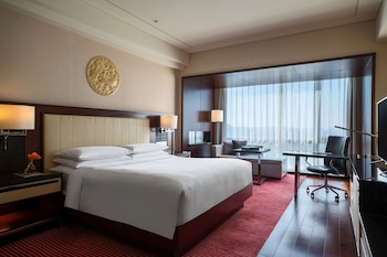 Room, 1 King Bed | Premium bedding, minibar, in-room safe, desk