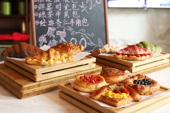 Daily buffet breakfast (CNY 227 per person)