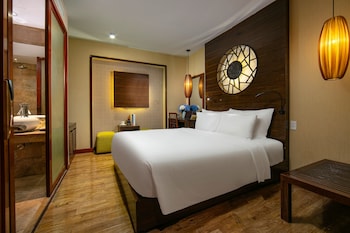 Premium bedding, pillowtop beds, minibar, in-room safe