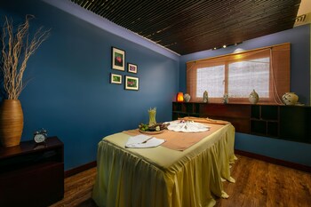 Couples treatment rooms, sauna, spa tub, steam room, body treatments