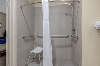 Combined shower/tub, hair dryer, towels