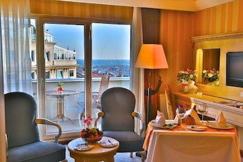 Junior Suite, City View | Minibar, in-room safe, individually decorated, desk