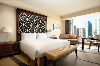 Deluxe King Room | Minibar, in-room safe, individually decorated, individually furnished