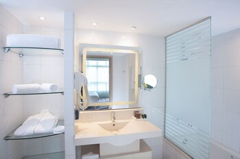 Superior Suite, 1 Double Bed with Sofa bed | Bathroom | Shower, eco-friendly toiletries, hair dryer, towels