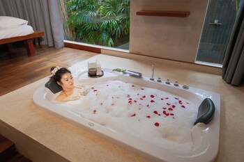 Deep soaking bathtub