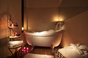 Deep soaking bathtub