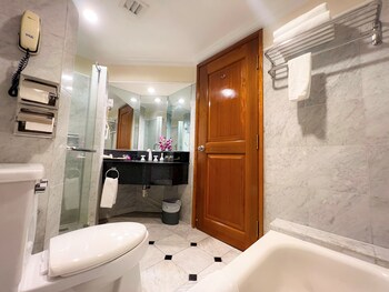 Executive Deluxe Room, City View | Bathroom | Separate tub and shower, deep soaking tub, rainfall showerhead