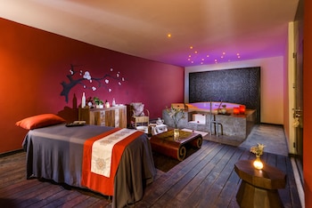 Couples treatment rooms, sauna, spa tub, steam room, body treatments