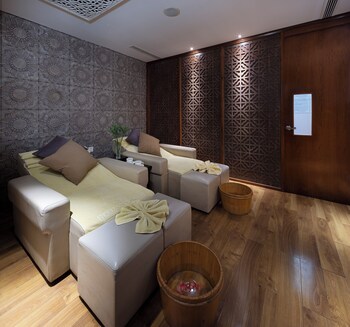 Couples treatment rooms, sauna, steam room, body treatments