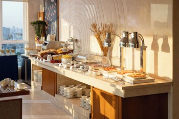 Daily cooked-to-order breakfast (VND 140000 per person)