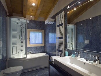 Junior Suite (Plus with Hot Tub ) | Bathroom | Hydromassage showerhead, free toiletries, hair dryer, bidet