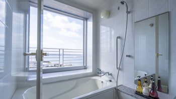 Corner Ocean Twin, Non Smoking | Bathroom | Combined shower/tub, free toiletries, hair dryer, slippers