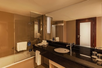 Executive Suite with Lounge access | Bathroom | Combined shower/tub, designer toiletries, hair dryer, bathrobes