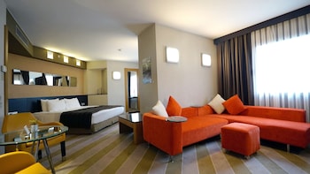 Executive Junior Suite with Lounge Access | Minibar, in-room safe, individually decorated, individually furnished