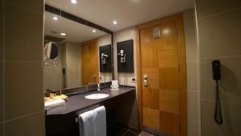 Executive Junior Suite with Lounge Access | Bathroom | Combined shower/tub, deep soaking tub, rainfall showerhead