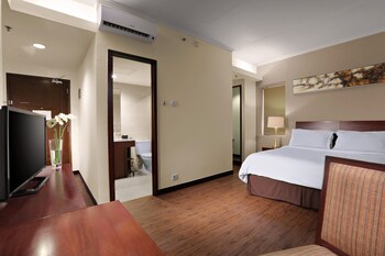 Superior Room, 1 Bedroom | Minibar, in-room safe, desk, iron/ironing board