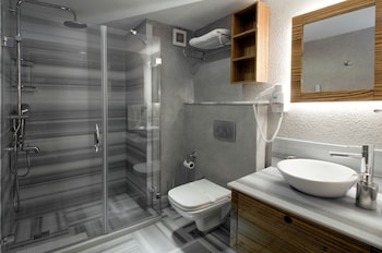 Combined shower/tub, designer toiletries, hair dryer, slippers