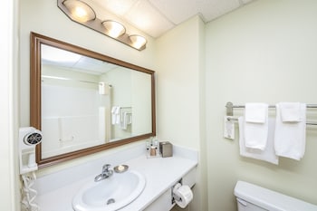 Family Suite | Bathroom | Combined shower/tub, free toiletries, hair dryer, bathrobes