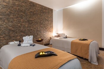 Couples treatment rooms, spa tub, steam room, body treatments