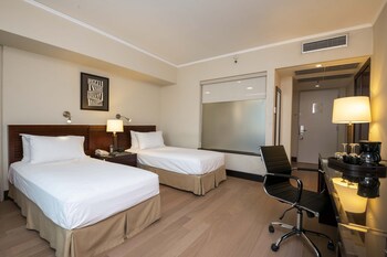 Deluxe Room, 2 Twin Beds | Premium bedding, down comforters, pillowtop beds, minibar