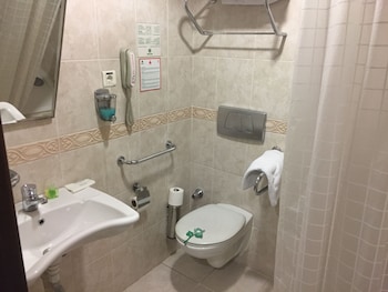 Disabled Room | Bathroom | Shower, rainfall showerhead, free toiletries, hair dryer