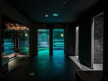 Sauna, spa tub, steam room, aromatherapy, hot stone massages