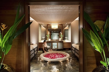 Couples treatment rooms, spa tub, steam room, body treatments