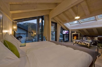 Dom Roof Suite, Balcony (Matterhorn view) | Living area | LED TV