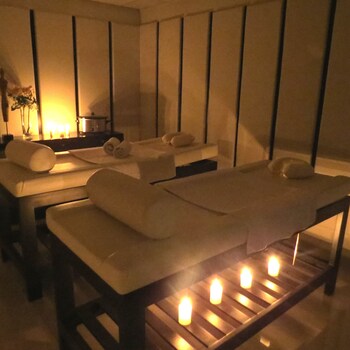 Couples treatment rooms, sauna, spa tub, steam room, body treatments