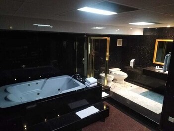 Presidential Suite | Bathroom | Combined shower/tub, rainfall showerhead, free toiletries, hair dryer