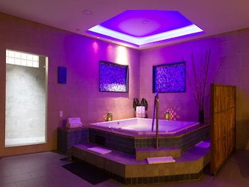 Indoor spa tub