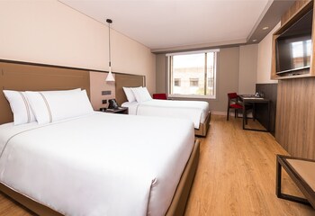 Premium Twin Room | Egyptian cotton sheets, premium bedding, free minibar items