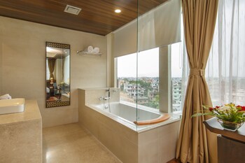 Deluxe Suite, 1 Bedroom, Non Smoking | Premium bedding, minibar, in-room safe, desk