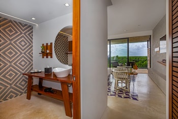 Jungle View Grand | Minibar, in-room safe, individually decorated, individually furnished