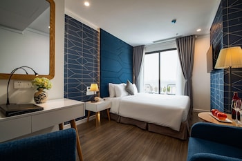 Executive Room, 1 King Bed, City View | Hypo-allergenic bedding, minibar, in-room safe, desk