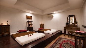 Couples treatment rooms, sauna, spa tub, steam room, body treatments