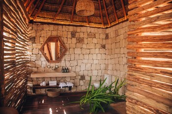 Oceanfront Suite with Plunge Pool | Bathroom | Towels, soap, shampoo, toilet paper