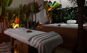 Couples treatment rooms, body treatments, hydrotherapy, aromatherapy