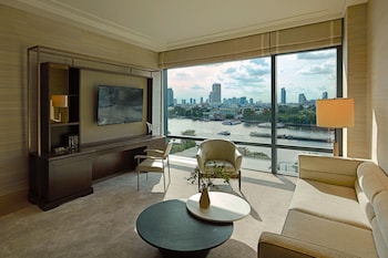 River Suite King | Living area | Smart TV, tablet