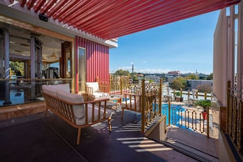 Indoor pool, seasonal outdoor pool, sun loungers