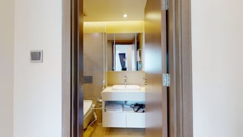 Royal Apartment | Bathroom | Combined shower/tub, designer toiletries, hair dryer, slippers